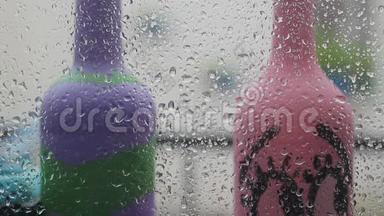 玻璃上的水滴特写，雨，走开。 夏季淋浴时，大的雨滴撞击窗户玻璃。